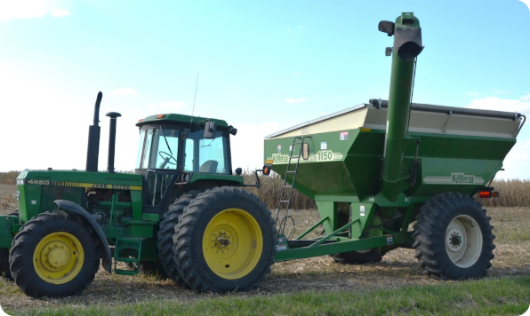 Trator agrícola em campo de trabalho