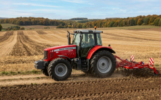 Trator Massey Ferguson 7270 Dyna-6 vermelho em campo arado