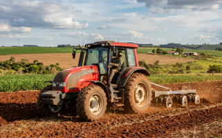 Trator Valtra BM125i 4x4 Turbo vermelho em operação no campo
